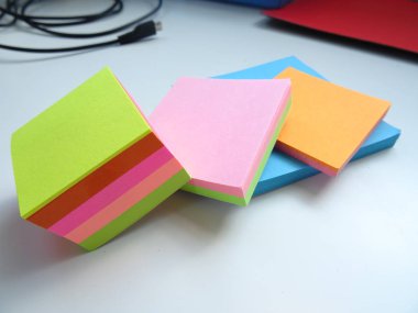 Boş renkli yapışkan notlar