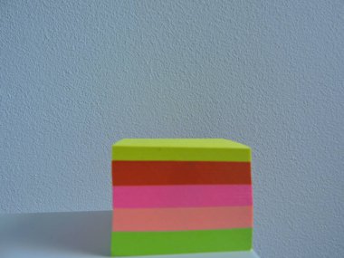 Boş renkli yapışkan notlar