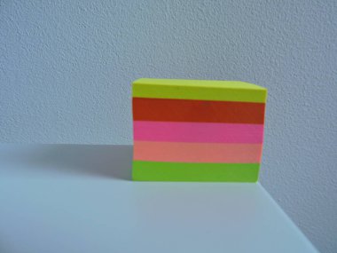 Boş renkli yapışkan notlar