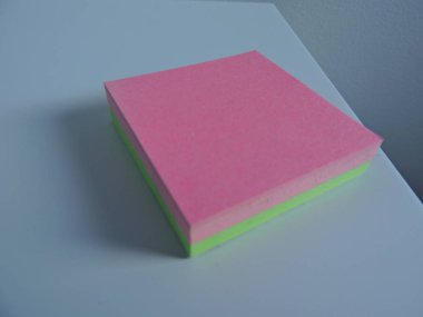 Boş renkli yapışkan notlar