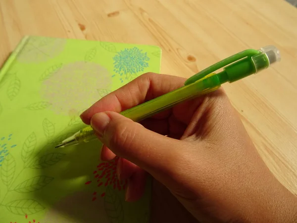 Mano Femenina Sosteniendo Lápiz Verde Una Posición Escritura —  Fotos de Stock