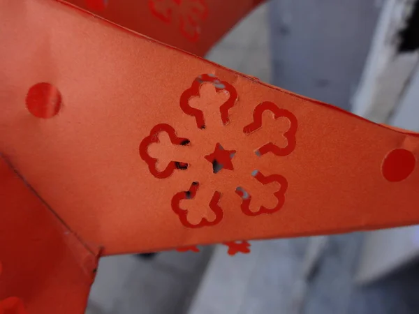 Decoração Laranja Com Símbolo Floco Neve Perfurado — Fotografia de Stock