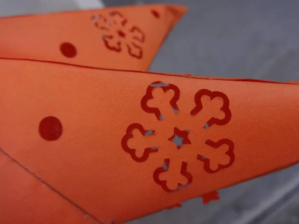 橙色装饰与一个冲压雪花符号 — 图库照片