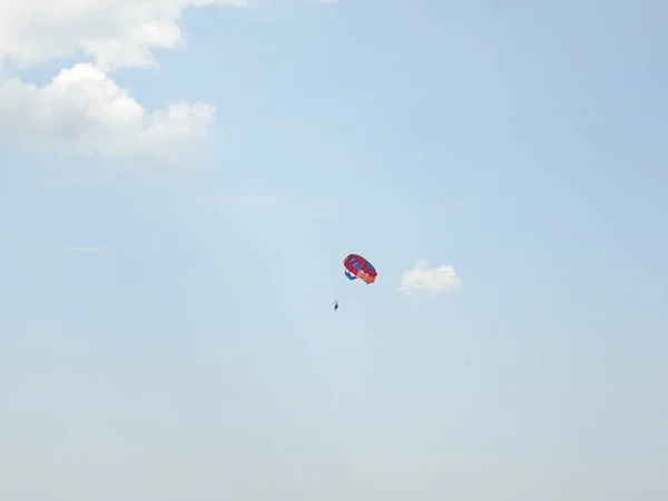 青い空にカラフルなバルーン — ストック写真