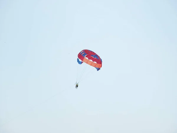 在蓝色的天空中的彩色气球 — 图库照片