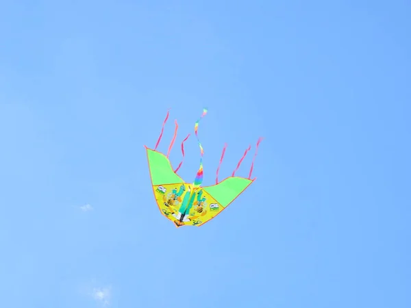 空のカラフルな凧 — ストック写真