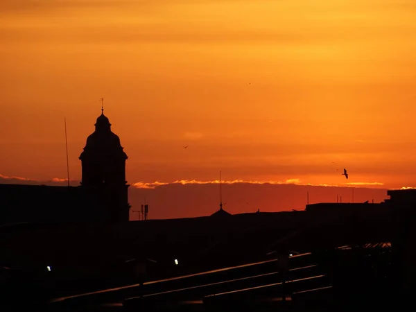 Parlak Turuncu Günbatımı Gökyüzü Arka Plan Üzerinde Bina Siluet — Stok fotoğraf