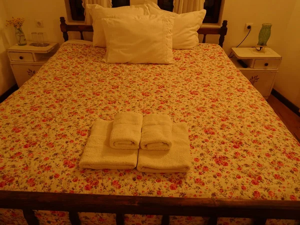 Кровать Подушками Традиционном Болгарском Стиле — стоковое фото