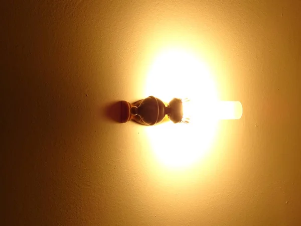 夜间墙上的复古灯 — 图库照片