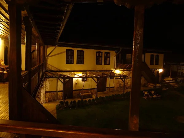Rodzinny Drewniany Bułgarski Dom Nocą — Zdjęcie stockowe