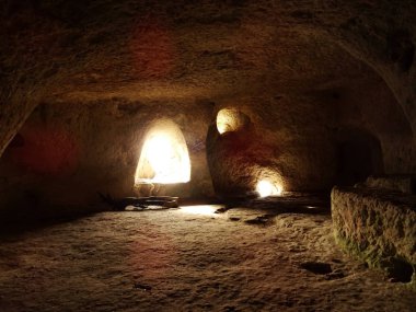 Osmar rock manastırları, Bulgar delikler gelen ışık geliyor