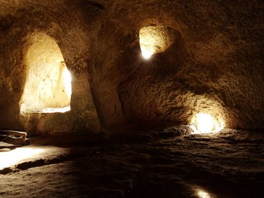 Osmar rock manastırları, Bulgar delikler gelen ışık geliyor