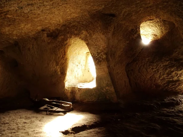 从奥斯玛岩石修道院的洞里出来的光 保加利亚 — 图库照片