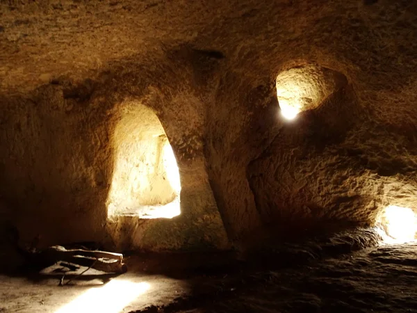 从奥斯玛岩石修道院的洞里出来的光 保加利亚 — 图库照片