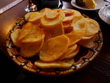 Bir tabak içinde ev yapımı patates cipsi