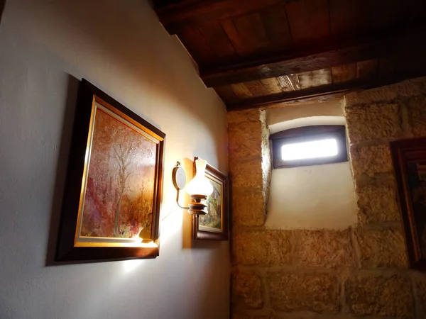 Маленькое Окно Картины Рамах Висящих Стене — стоковое фото