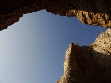 Gökyüzü görünümü bir Rock delikten