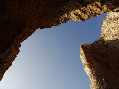 Gökyüzü görünümü bir Rock delikten