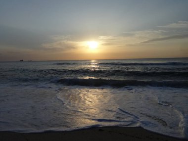 Sahilde gündoğumu