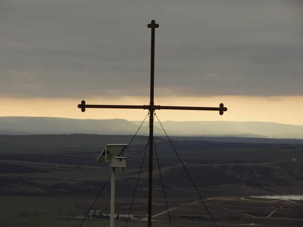 Christliches Kreuz Vor Dem Hintergrund Einer Landschaft — Stockfoto