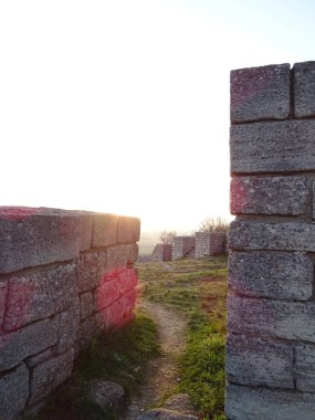 Eski bir kale duvarı bölümünden