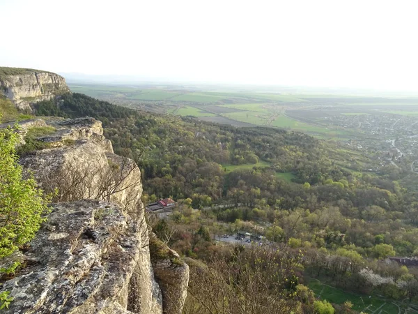 Blick Auf Grüne Landschaft Von Einem Hohen Felsen — Stockfoto