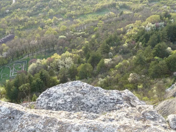 从高岩的绿色景观 — 图库照片