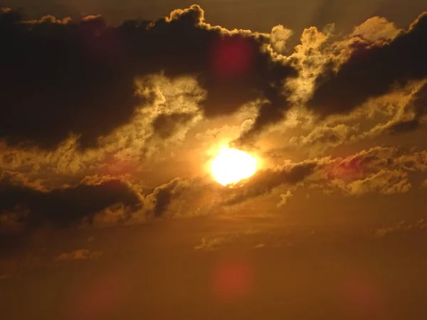 太陽が雲の後ろにある — ストック写真