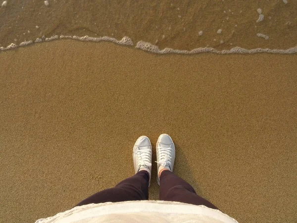 Vista Superior Los Pies Femeninos Zapatos Deportivos Playa — Foto de Stock