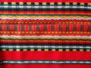 Kırmızı yerli Bulgar elbise modeli