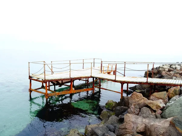 Rusty Bridge Een Rotsachtige Zee Kust — Stockfoto