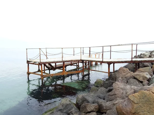 Puente Oxidado Una Costa Rocosa Del Mar — Foto de Stock