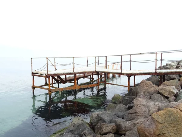 Rocky Sea Coast Üzerinde Rusty Köprüsü — Stok fotoğraf