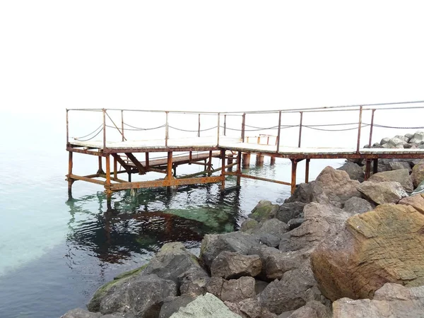 Rocky Sea Coast Üzerinde Rusty Köprüsü — Stok fotoğraf