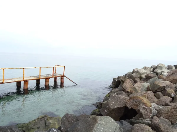 Rusty Bridge Een Rotsachtige Zee Kust — Stockfoto