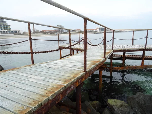 Rocky Sea Coast Üzerinde Paslı Ahşap Köprü — Stok fotoğraf