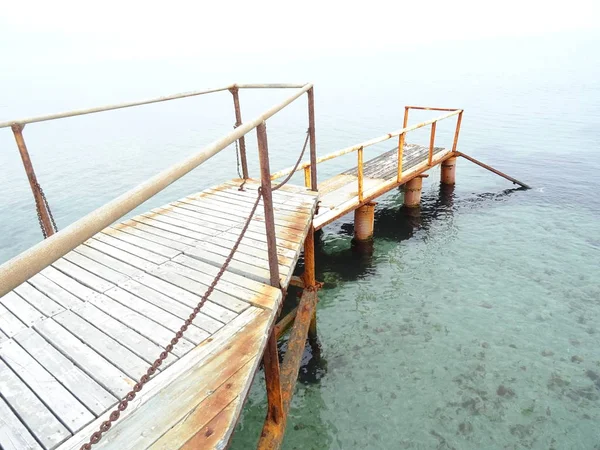 Rocky Sea Coast Üzerinde Paslı Ahşap Köprü — Stok fotoğraf