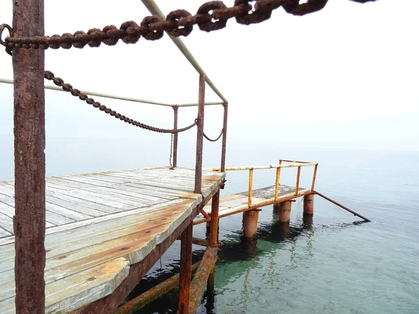 洛基海岸锈迹斑斑的木桥 — 图库照片