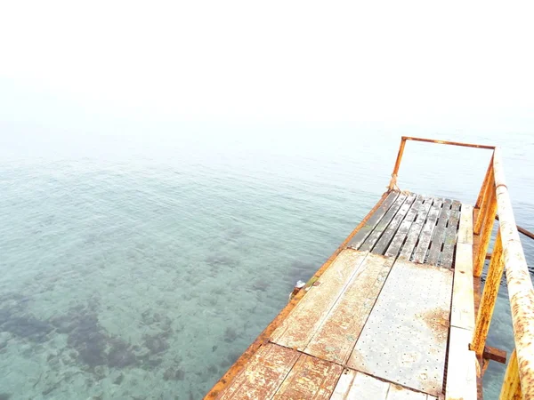 Ржавый Мост Голубом Море — стоковое фото