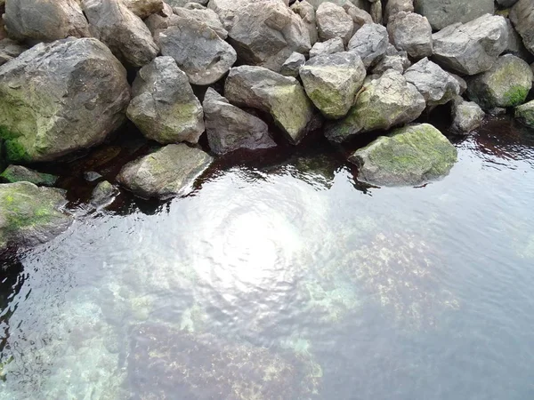 透明的海水中的石头 — 图库照片