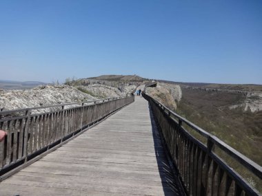 Geniş ahşap köprü görünümü