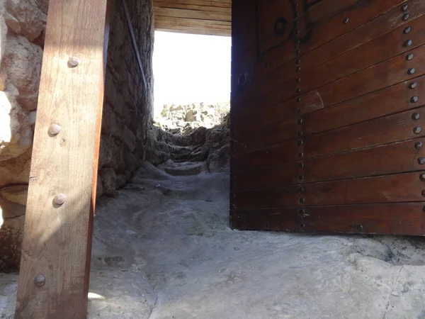 石の道に木製のドアを開ける — ストック写真