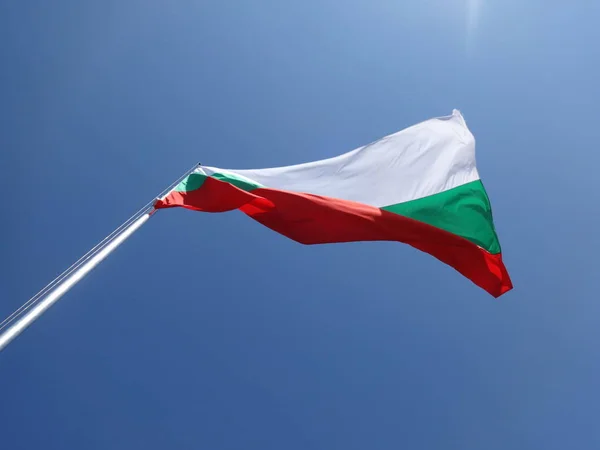 Vlag Van Bulgarije Tegen Achtergrond Van Blauwe Hemel — Stockfoto