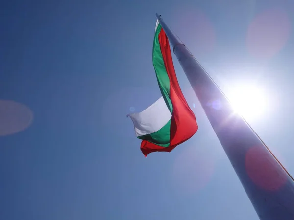 Flaga Bułgarii Tle Błękitnego Nieba — Zdjęcie stockowe