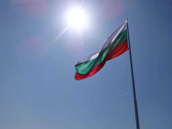 Флаг Болгарии Фоне Голубого Неба — стоковое фото