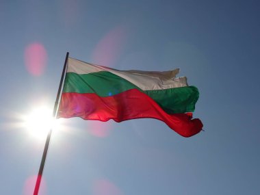 Mavi gökyüzü arka planına karşı Bulgaristan bayrağı ve 