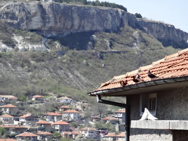 プロヴァディヤ ブルガリアの家の屋根の背後にある Ovech のビュー — ストック写真