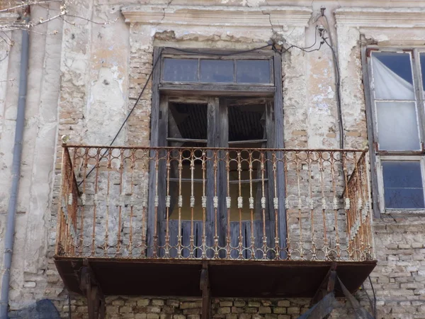 Balkon Eines Alten Zerstörten Hauses — Stockfoto