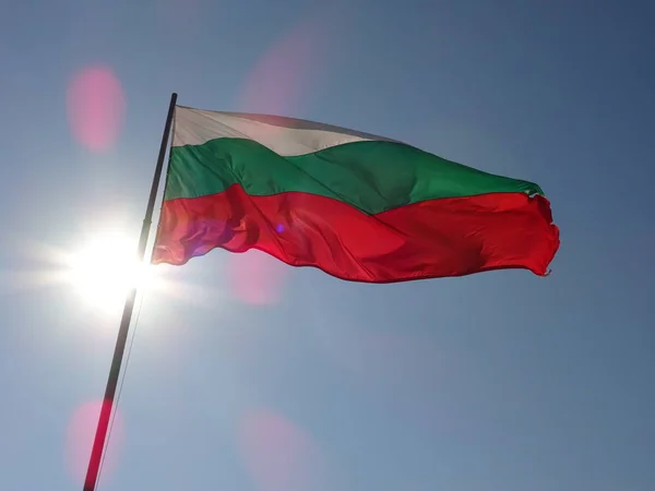 Mavi Gökyüzü Arka Planına Karşı Bulgaristan Bayrağı — Stok fotoğraf