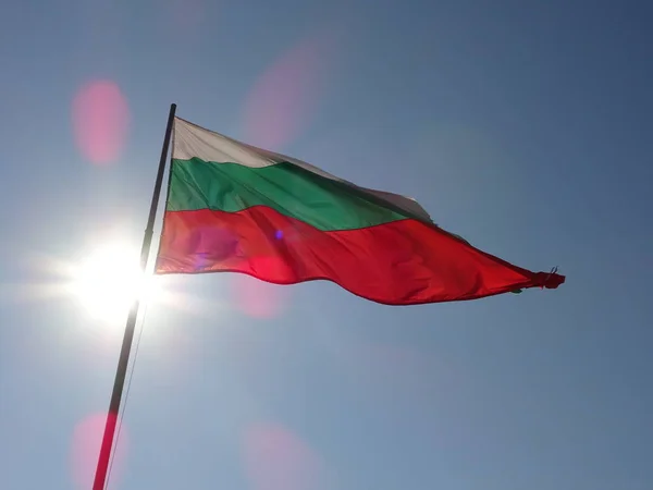 Vlag Van Bulgarije Tegen Achtergrond Van Blauwe Hemel — Stockfoto